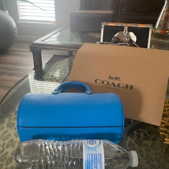 Coach mini top grain leather dual strap/handle. Fits an iPhone 8 - Picture 4 of 8